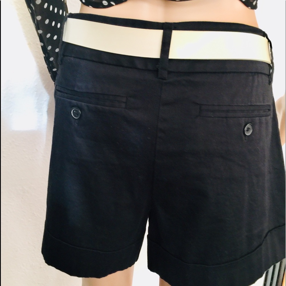 10119 Womens black shorts size 8